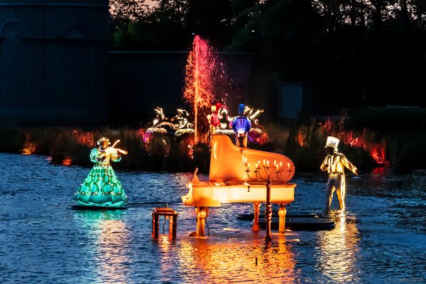 Tänzer in Leuchtkostümen bei der Abendshow Les Noces de Feu im Freizeitpark Puy du Fou