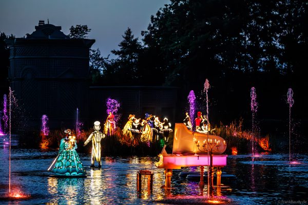 Romantische Nachtshow im Puy du Fou – Les Noces de Feu mit leuchtenden Kostümen