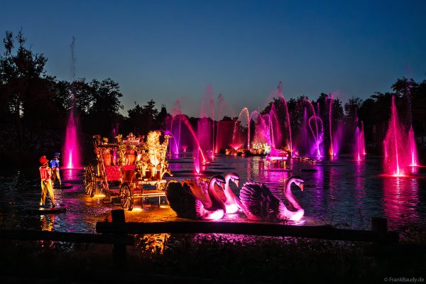 Romantische Nachtshow im Puy du Fou – Les Noces de Feu mit leuchtenden Kostümen