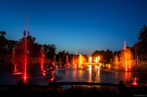 Feuer- und Lichtshow auf dem See – Die magische Hochzeit Les Noces de Feu im Park Puy du Fou