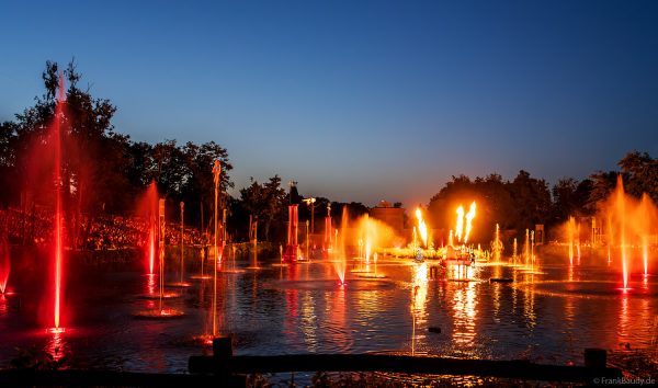 Feuer- und Lichtshow auf dem See – Die magische Hochzeit Les Noces de Feu im Park Puy du Fou