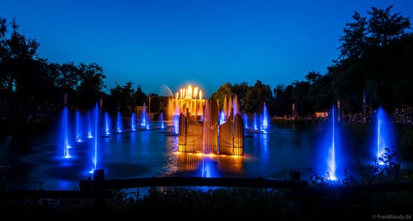 Feuer- und Lichtshow auf dem See – Die magische Hochzeit Les Noces de Feu im Park Puy du Fou