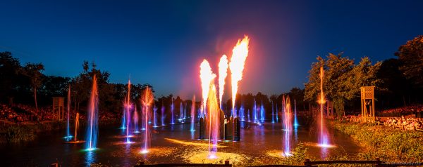 Feuer- und Lichtshow auf dem See – Die magische Hochzeit Les Noces de Feu im Park Puy du Fou