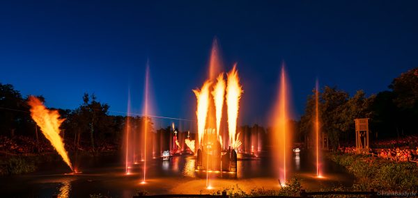 Les Noces de Feu – Romantische Wassershow mit Feuer- und Lichteffekten im Freizeitpark Puy du Fou