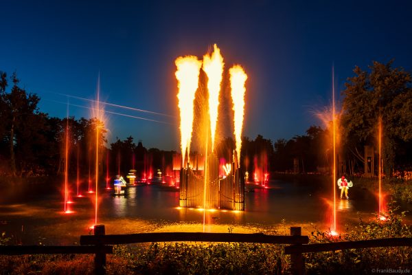 Feuer- und Lichtshow auf dem See – Die magische Hochzeit Les Noces de Feu im Park Puy du Fou