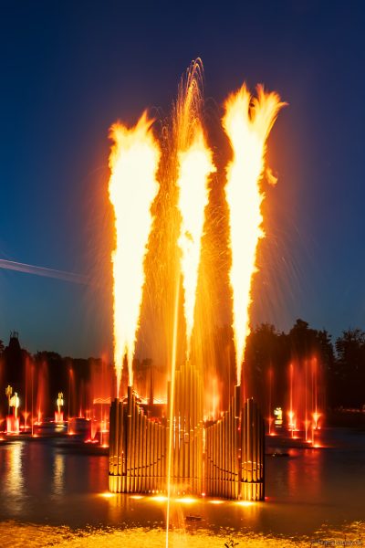 Les Noces de Feu – Romantische Wassershow mit Feuer- und Lichteffekten im Freizeitpark Puy du Fou