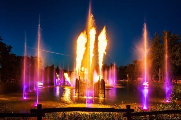 Feuer- und Lichtshow auf dem See – Die magische Hochzeit Les Noces de Feu im Park Puy du Fou