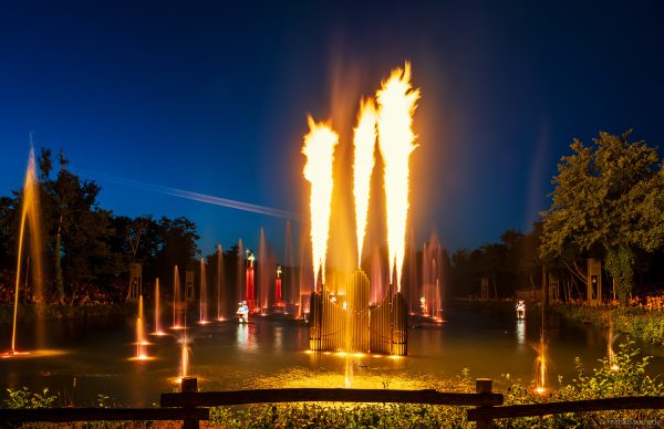Les Noces de Feu – Romantische Wassershow mit Feuer- und Lichteffekten im Freizeitpark Puy du Fou