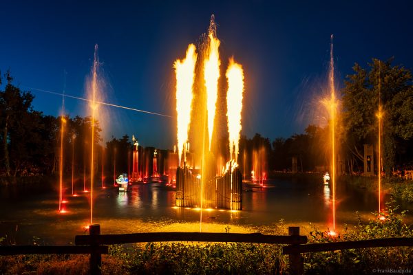 Feuer- und Lichtshow auf dem See – Die magische Hochzeit Les Noces de Feu im Park Puy du Fou
