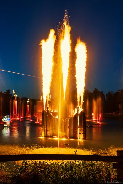 Feuer- und Lichtshow auf dem See – Die magische Hochzeit Les Noces de Feu im Park Puy du Fou