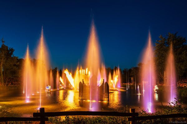Feuer- und Lichtshow auf dem See – Die magische Hochzeit Les Noces de Feu im Park Puy du Fou