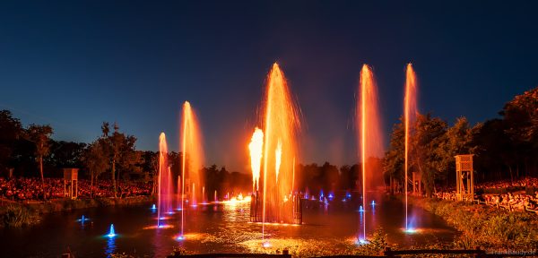 Les Noces de Feu – Romantische Wassershow mit Feuer- und Lichteffekten im Freizeitpark Puy du Fou