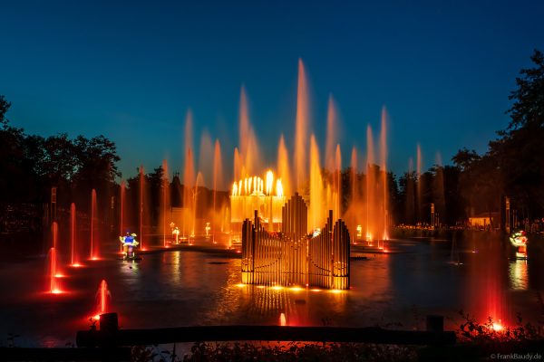 Feuer- und Lichtshow auf dem See – Die magische Hochzeit Les Noces de Feu im Park Puy du Fou