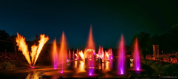 Les Noces de Feu – Romantische Wassershow mit Feuer- und Lichteffekten im Freizeitpark Puy du Fou