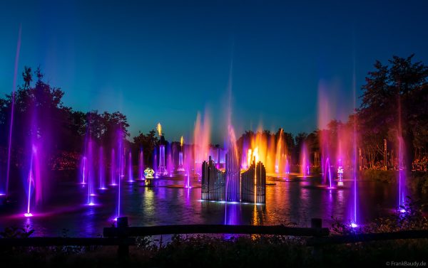Wassershow Les Noces de Feu im Freizeitpark Park Puy du Fou/Frankreich – Feuer trifft Musik und Emotionen