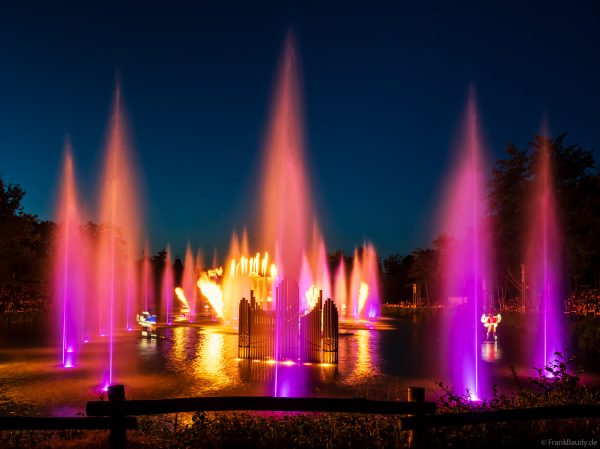 Wassershow Les Noces de Feu im Freizeitpark Park Puy du Fou/Frankreich – Feuer trifft Musik und Emotionen