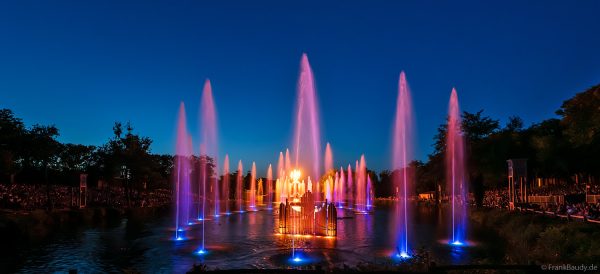 Wassershow Les Noces de Feu im Freizeitpark Park Puy du Fou/Frankreich – Feuer trifft Musik und Emotionen