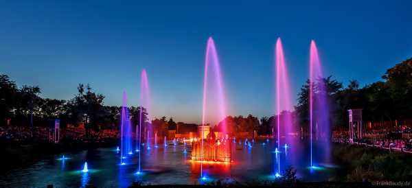 Wassershow Les Noces de Feu im Freizeitpark Park Puy du Fou/Frankreich – Feuer trifft Musik und Emotionen