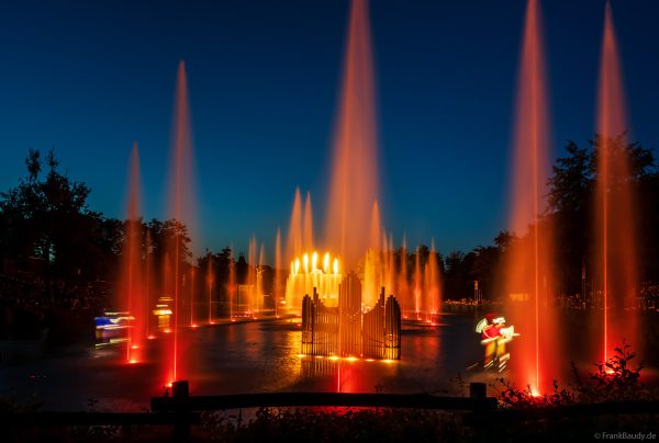Wassershow Les Noces de Feu im Freizeitpark Park Puy du Fou/Frankreich – Feuer trifft Musik und Emotionen