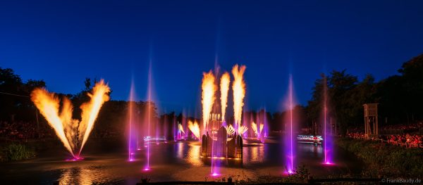 Les Noces de Feu – Spektakuläre Bühnenszene mit Wasser und Feuer in Frankreich