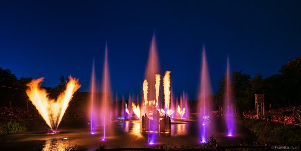 Les Noces de Feu – Spektakuläre Bühnenszene mit Wasser und Feuer in Frankreich