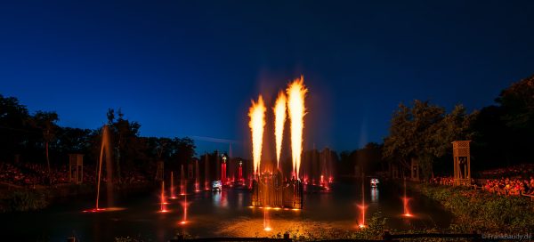 Les Noces de Feu – Spektakuläre Bühnenszene mit Wasser und Feuer in Frankreich