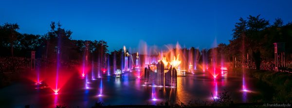 Les Noces de Feu – Spektakuläre Bühnenszene mit Wasser und Feuer in Frankreich