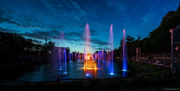 Romantische Abendshow am See – Les Noces de Feu im historischen Themenpark Puy du Fou