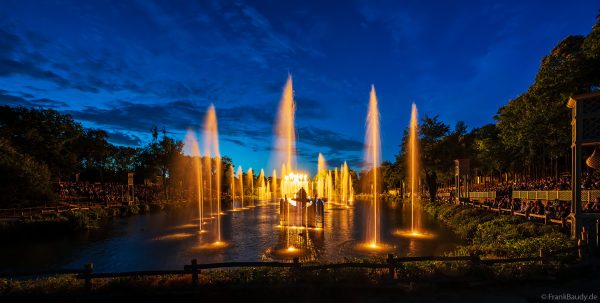 Romantische Abendshow am See – Les Noces de Feu im historischen Themenpark Puy du Fou