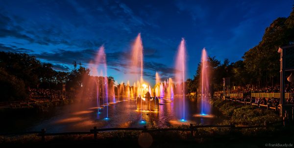 Romantische Abendshow am See – Les Noces de Feu im historischen Themenpark Puy du Fou
