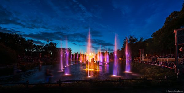 Romantische Abendshow am See – Les Noces de Feu im historischen Themenpark Puy du Fou