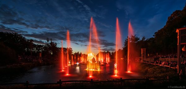 Romantische Abendshow am See – Les Noces de Feu im historischen Themenpark Puy du Fou