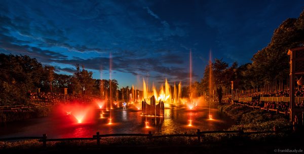 Les Noces de Feu – Spektakuläre Bühnenszene mit Wasser und Feuer in Frankreich