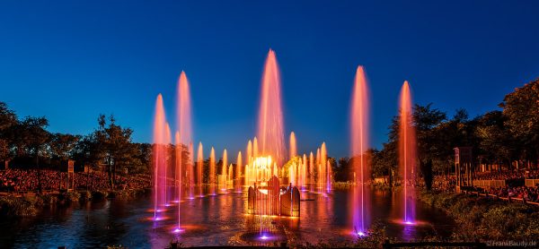 Les Noces de Feu – Spektakuläre Bühnenszene mit Wasser und Feuer in Frankreich