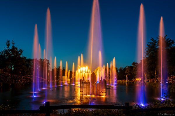 Les Noces de Feu – Spektakuläre Bühnenszene mit Wasser und Feuer in Frankreich