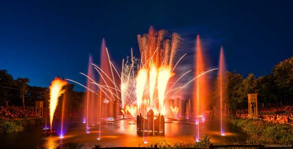 Finale der Wassershow Les Noces de Feu im Freizeitpark Park Puy du Fou/Frankreich – Feuer trifft Musik und Emotionen