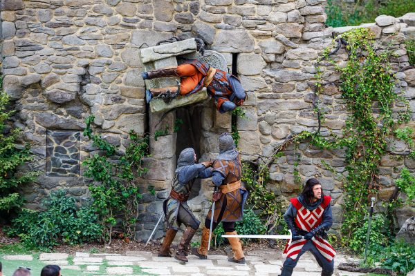 Ritter der Tafelrunde kämpfen gegen Morgana – spektakuläre Bühneneffekte