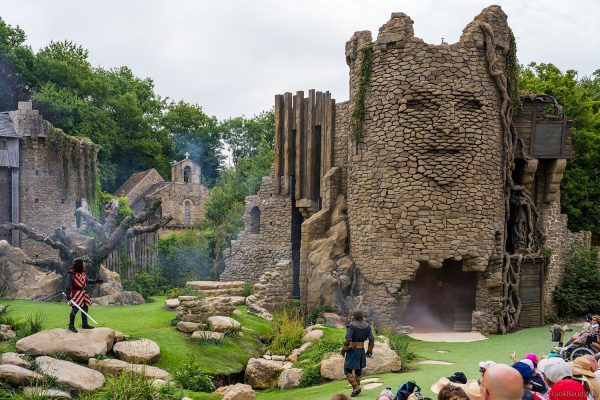 Tristan entdeckt die Ruinen der alten Burg – L’Épée du Roi Arthur, Park Puy du Fou