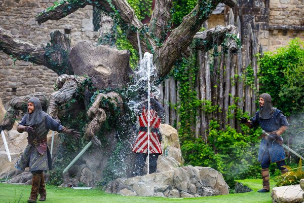 Tristan zieht Excalibur aus dem magischen Podest – L’Épée du Roi Arthur, Park Puy du Fou