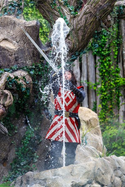 Tristan zieht Excalibur aus dem magischen Podest – L’Épée du Roi Arthur, Park Puy du Fou