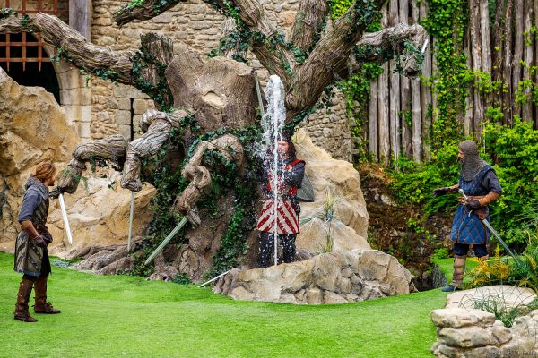 Tristan zieht Excalibur aus dem magischen Podest – L’Épée du Roi Arthur, Park Puy du Fou