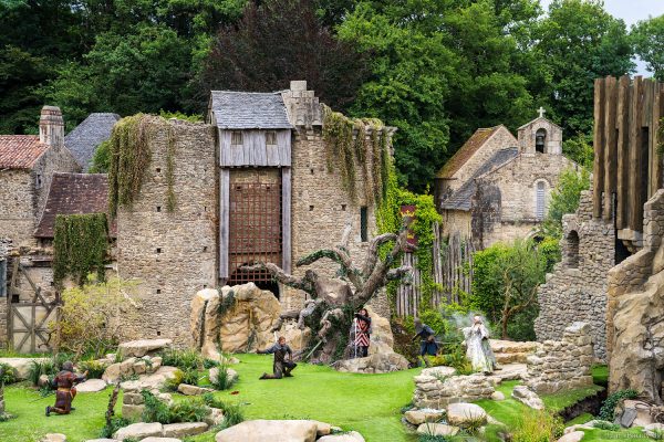 Tristan zieht Excalibur aus dem magischen Podest – L’Épée du Roi Arthur, Park Puy du Fou