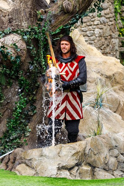 Wasserfontänen mit Feuereffekt auf der Bühne – L’Épée du Roi Arthur, Park Puy du Fou
