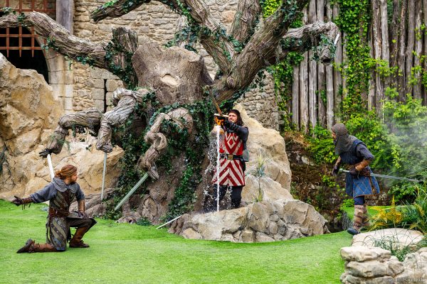 Wasserfontänen mit Feuereffekt auf der Bühne – L’Épée du Roi Arthur, Park Puy du Fou