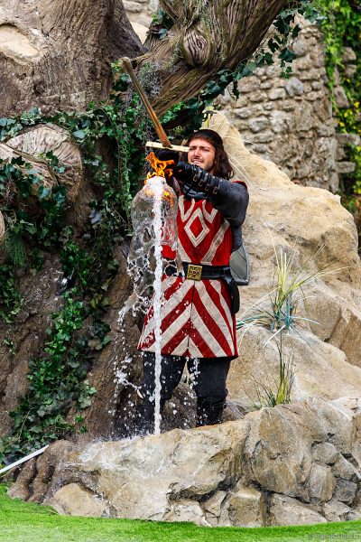 Wasserfontänen mit Feuereffekt auf der Bühne – L’Épée du Roi Arthur, Park Puy du Fou