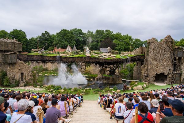 Dynamische Bewegungen der 40-Tonnen-Kulisse – L’Épée du Roi Arthur, Park Puy du Fou