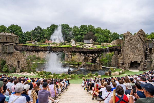 Magische Transformation der Bühne – L’Épée du Roi Arthur, Park Puy du Fou