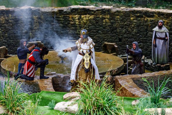 König Arthur schlägt Tristan zum Ritter – L’Épée du Roi Arthur, Park Puy du Fou