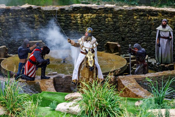 König Arthur schlägt Tristan zum Ritter – L’Épée du Roi Arthur, Park Puy du Fou