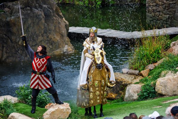 König Arthur schlägt Tristan zum Ritter – L’Épée du Roi Arthur, Park Puy du Fou